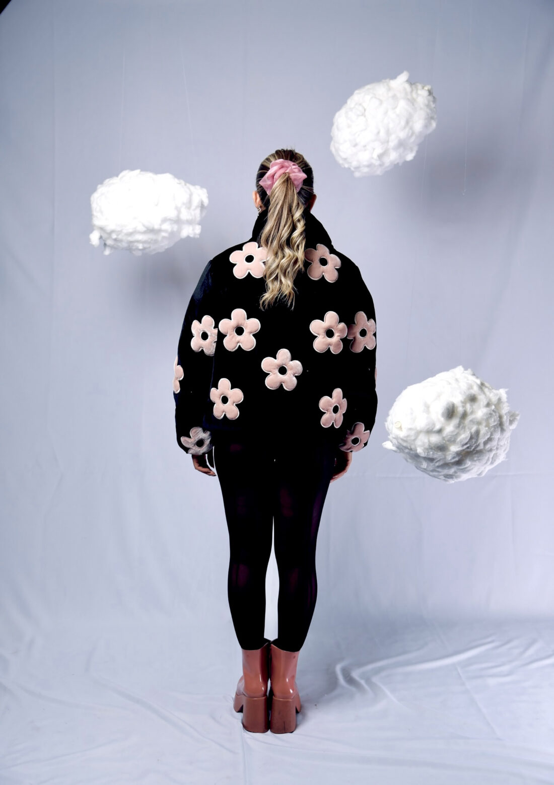 PUFFER JACKET "NO RAIN NO FLOWERS" FONDO NEGRO + FLORES ROSADAS" - Image 3