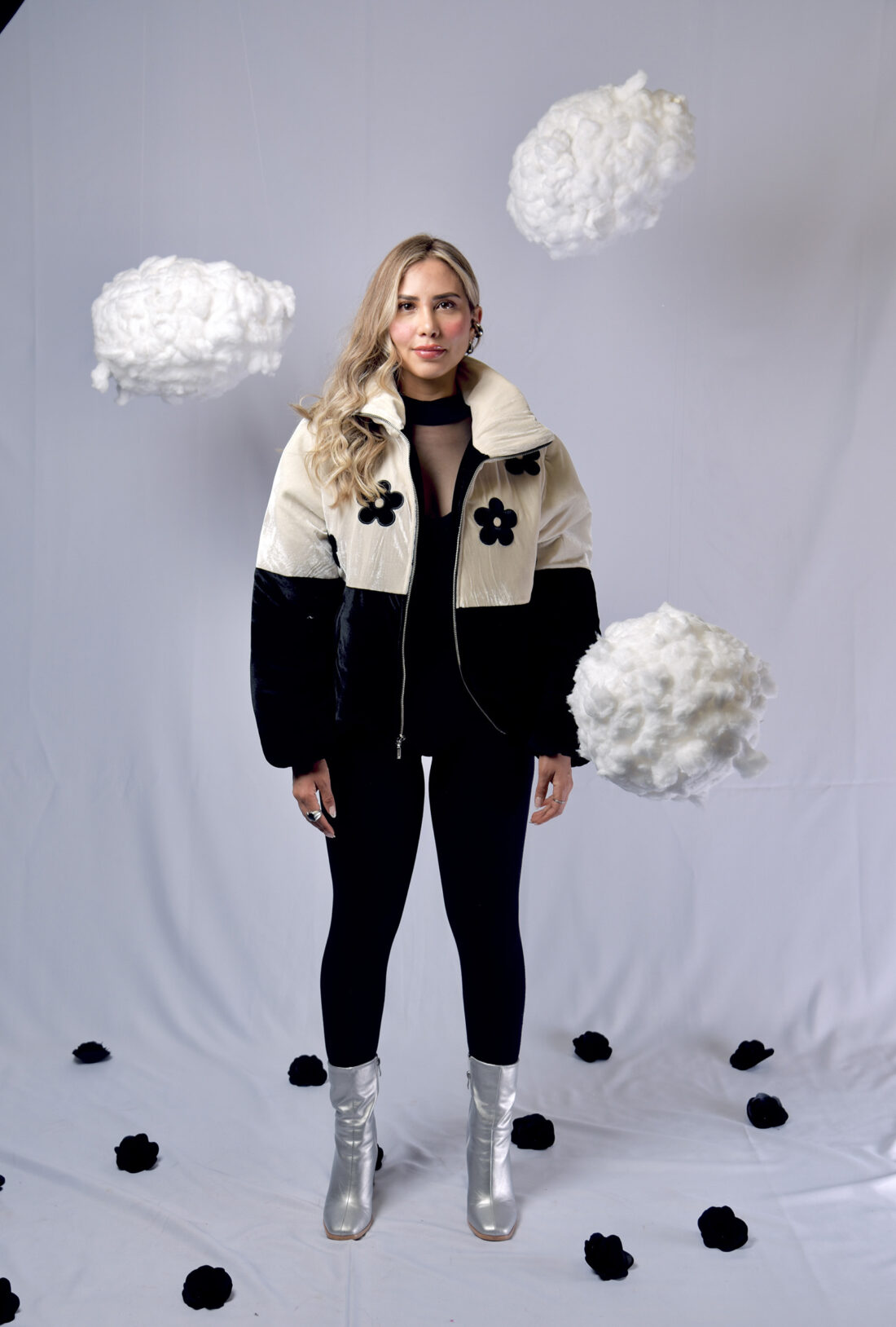 PUFFER JACKET "NO RAIN NO FLOWERS" FONDO BEIGE/NEGRO + FLORES NEGROS"
