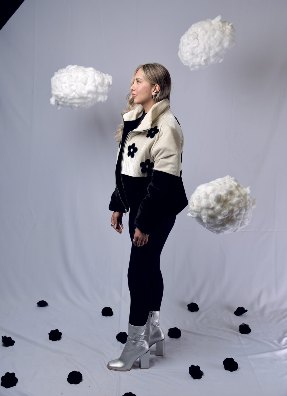 PUFFER JACKET "NO RAIN NO FLOWERS" FONDO BEIGE/NEGRO + FLORES NEGROS" - Image 2