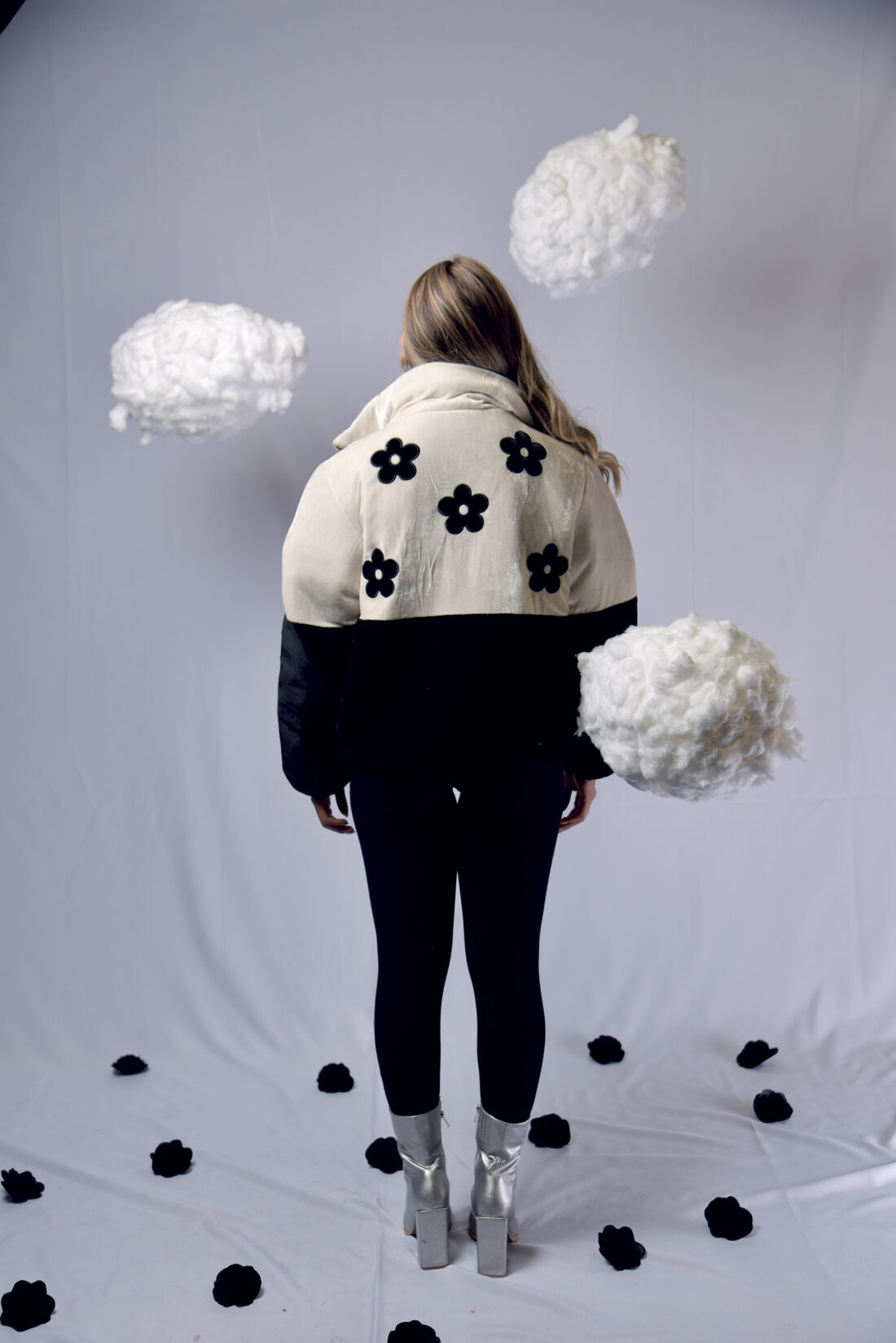 PUFFER JACKET "NO RAIN NO FLOWERS" FONDO BEIGE/NEGRO + FLORES NEGROS" - Image 3