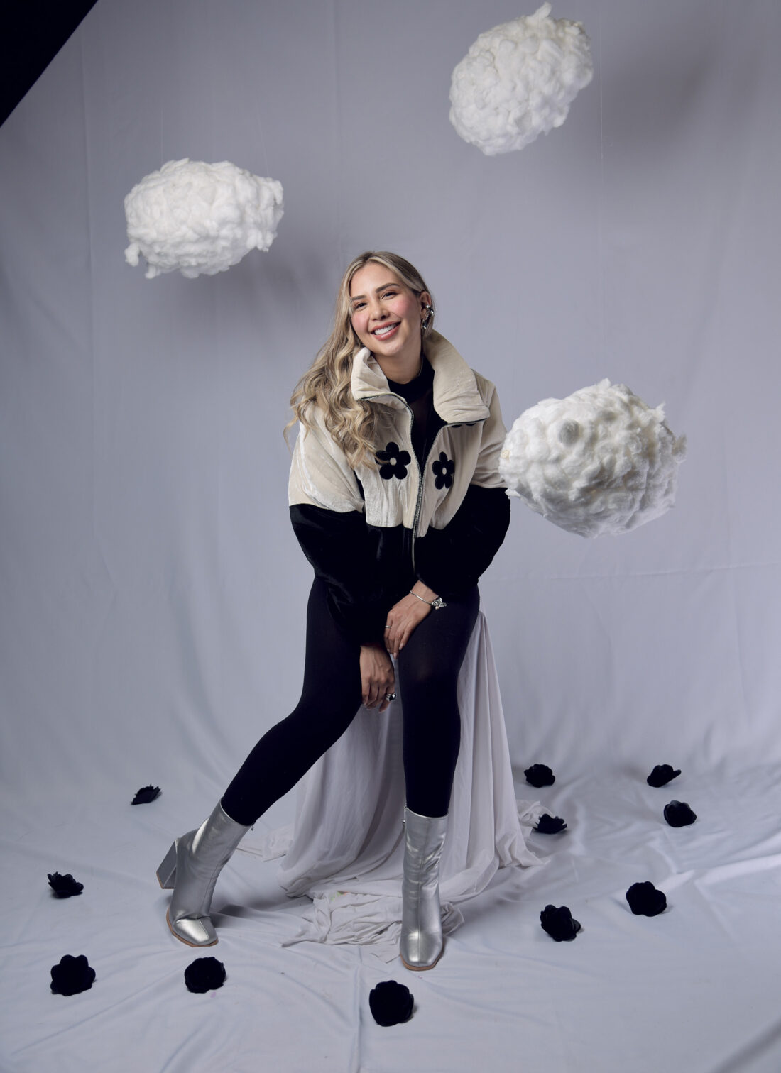 PUFFER JACKET "NO RAIN NO FLOWERS" FONDO BEIGE/NEGRO + FLORES NEGROS" - Image 4