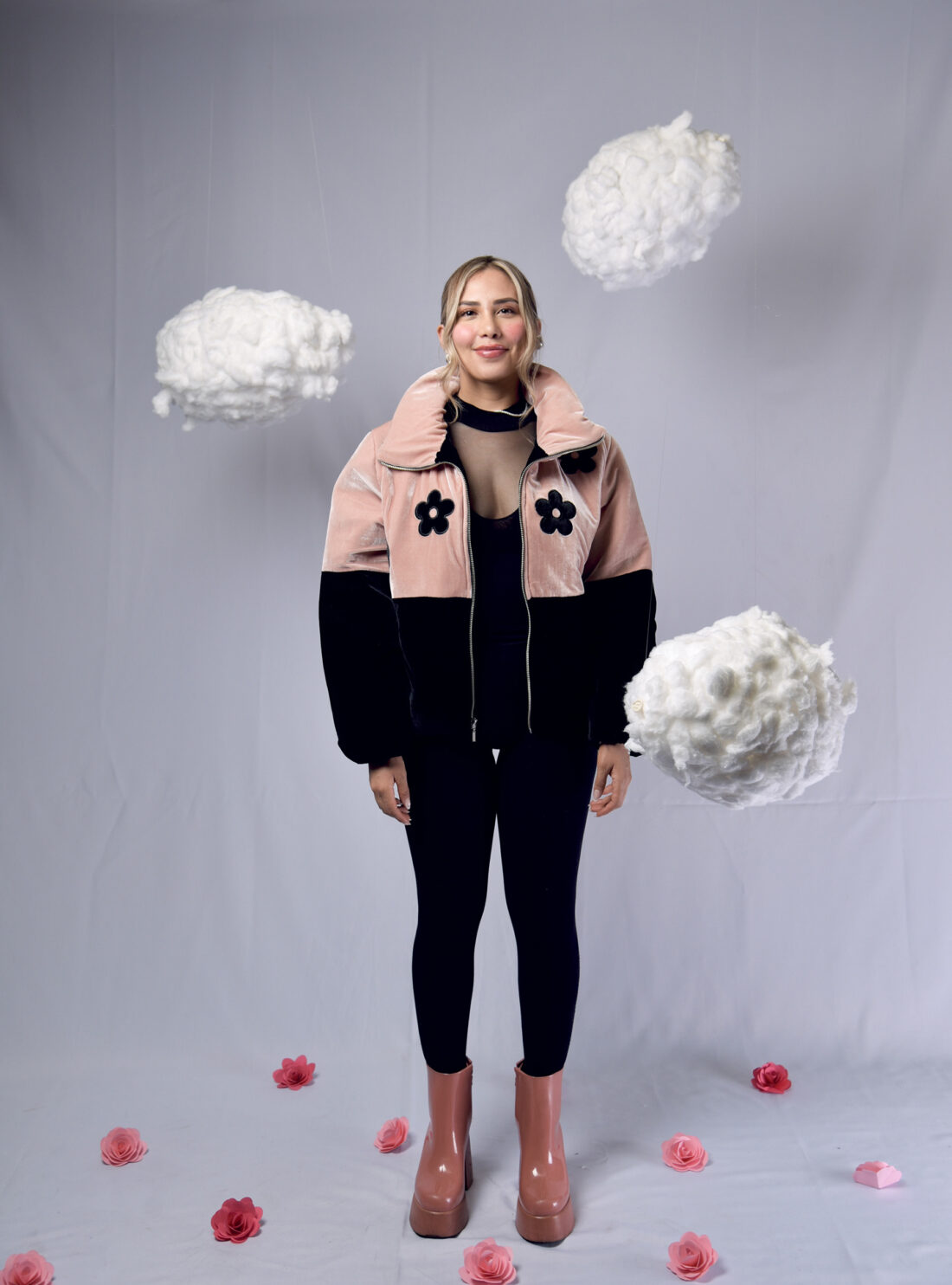 PUFFER JACKET "NO RAIN NO FLOWERS" FONDO ROSADO/NEGRO + FLORES NEGRAS"