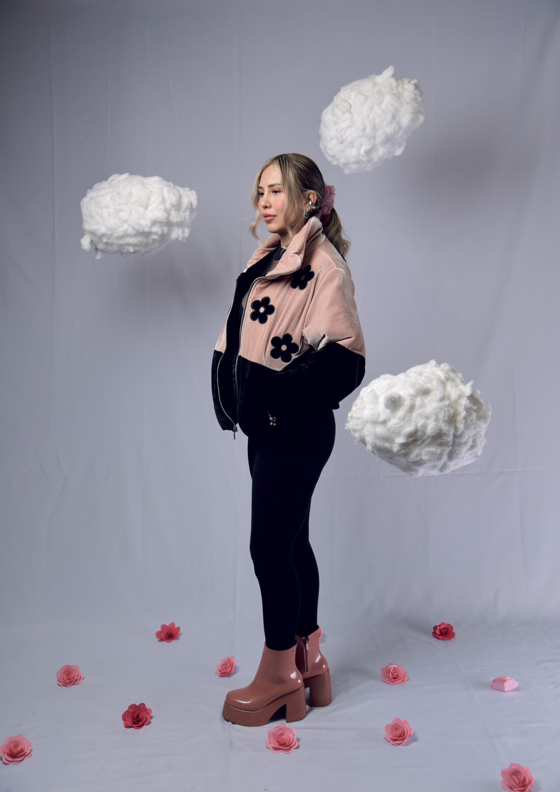PUFFER JACKET "NO RAIN NO FLOWERS" FONDO ROSADO/NEGRO + FLORES NEGRAS" - Image 2