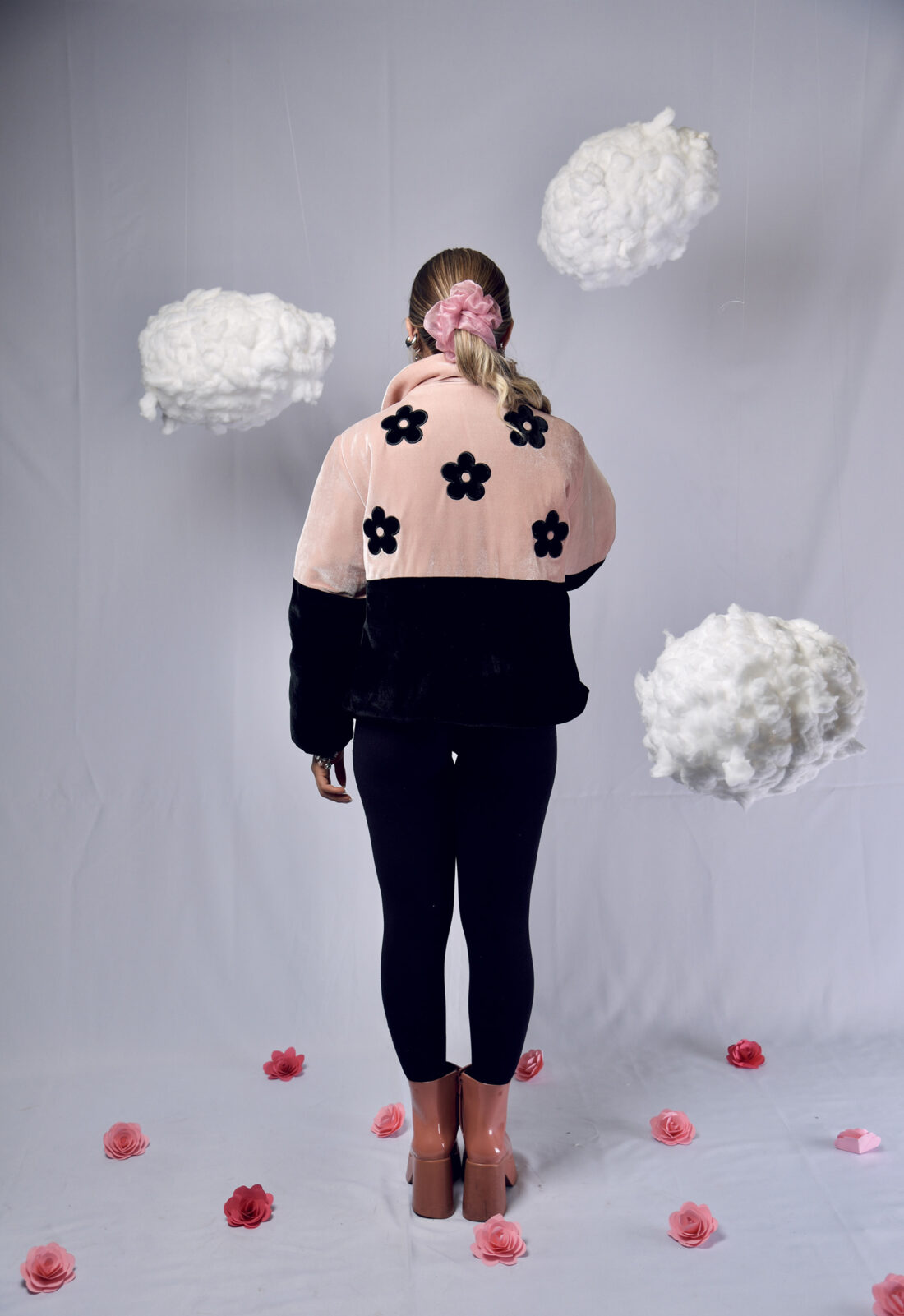 PUFFER JACKET "NO RAIN NO FLOWERS" FONDO ROSADO/NEGRO + FLORES NEGRAS" - Image 3