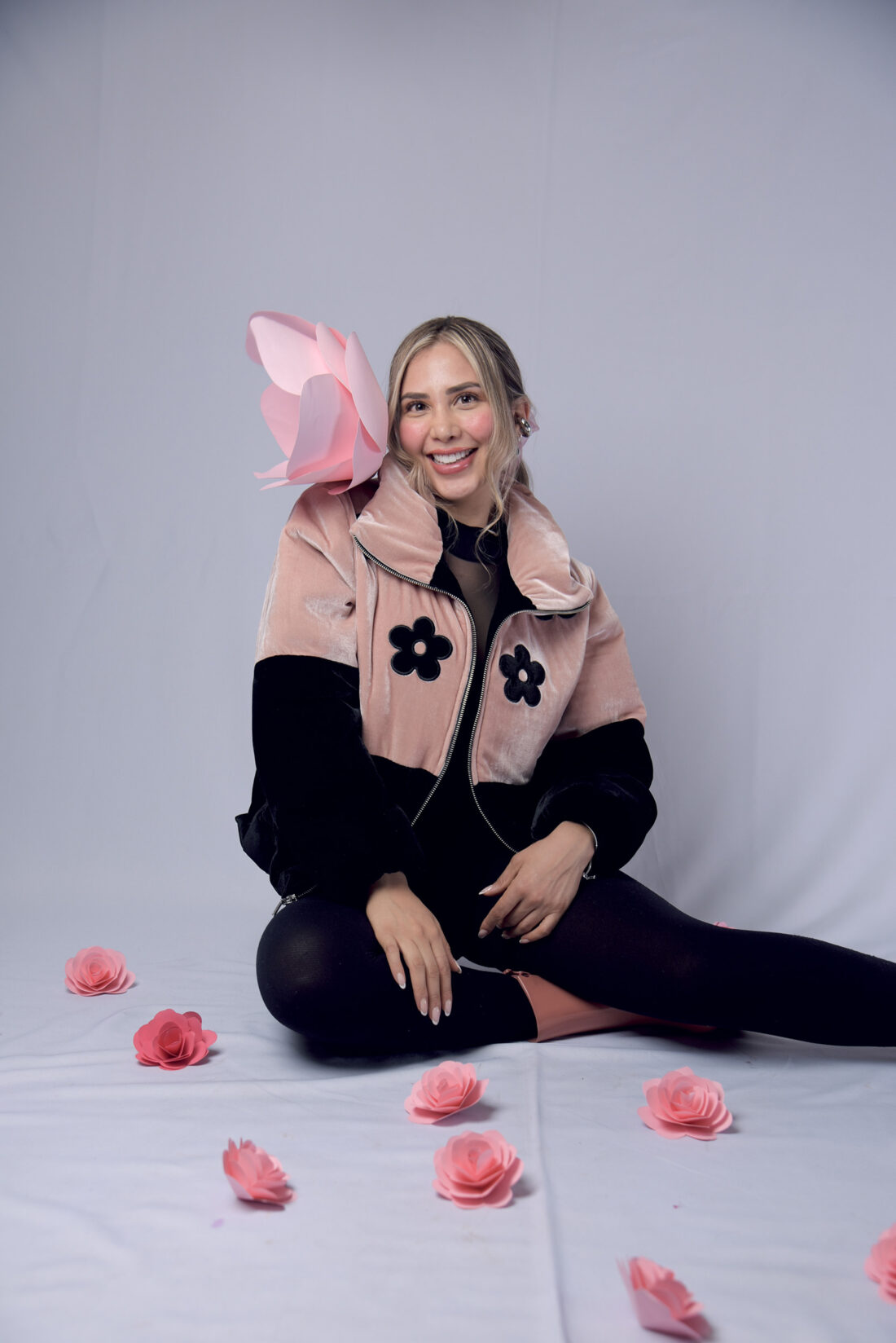 PUFFER JACKET "NO RAIN NO FLOWERS" FONDO ROSADO/NEGRO + FLORES NEGRAS" - Image 4