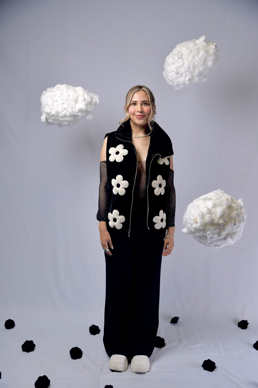 PUFFER VEST "NO RAIN NO FLOWERS" FONDO NEGRO + FLORES BEIGE
