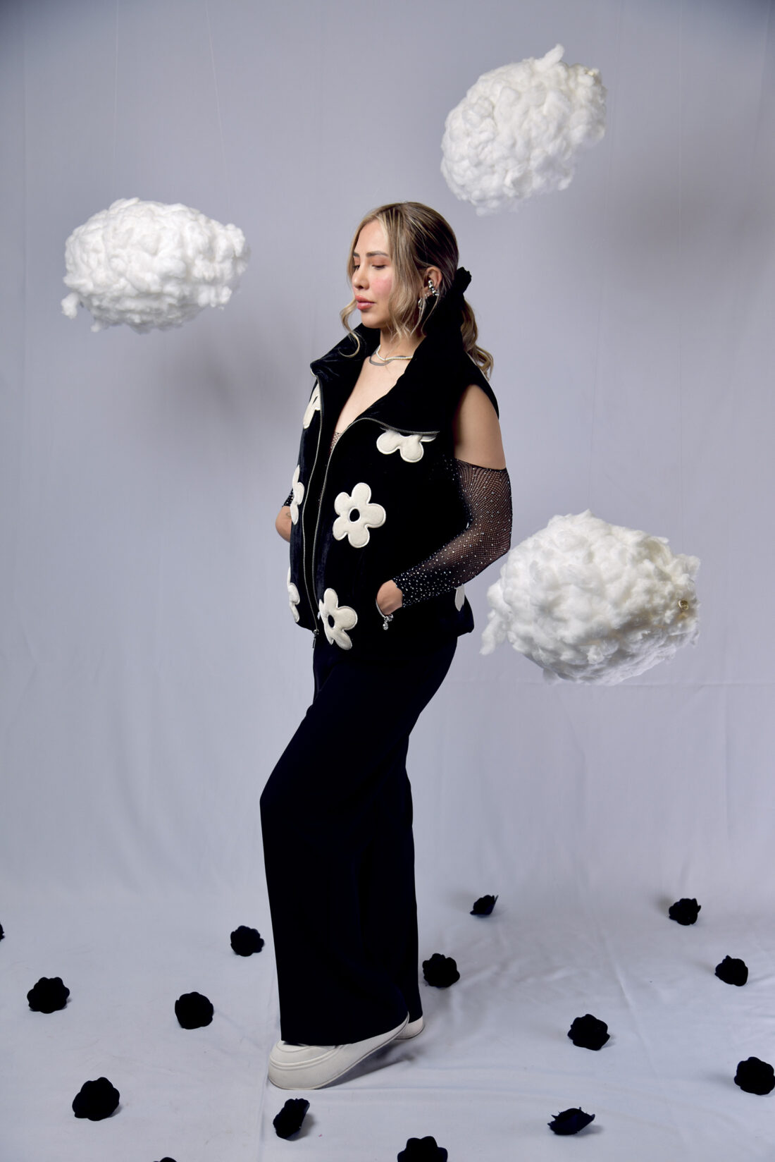 PUFFER VEST "NO RAIN NO FLOWERS" FONDO NEGRO + FLORES BEIGE - Image 2