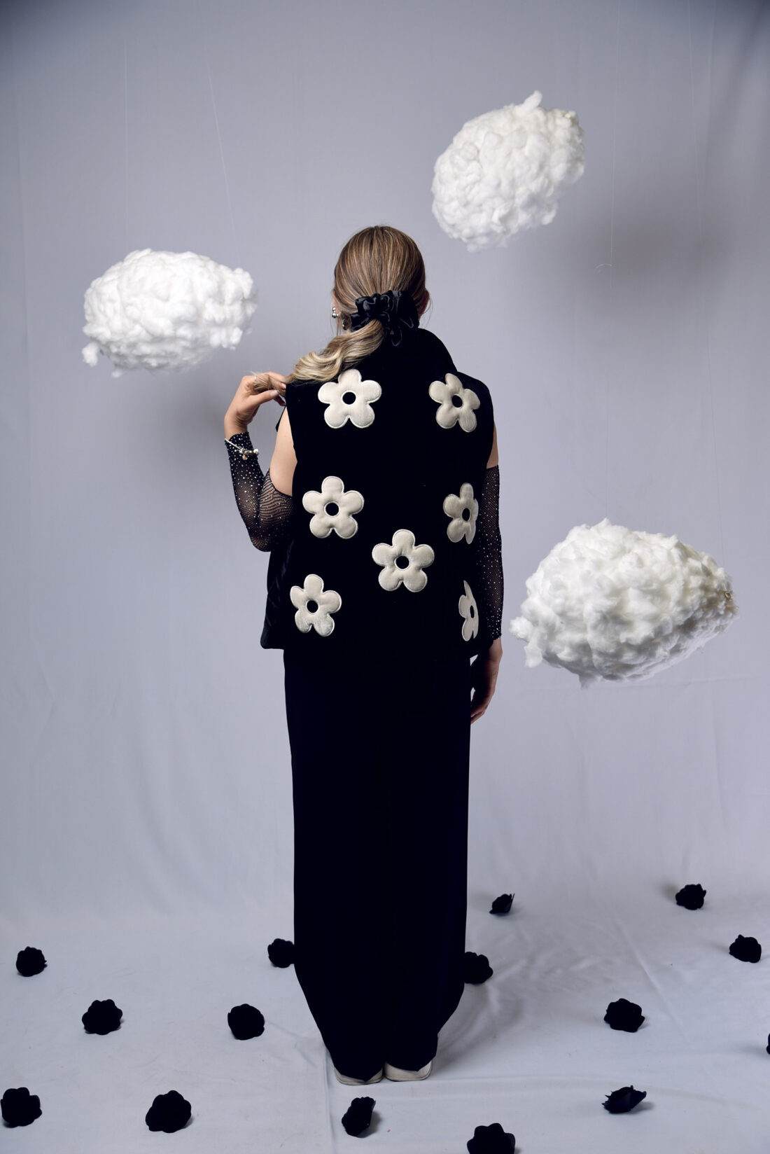 PUFFER VEST "NO RAIN NO FLOWERS" FONDO NEGRO + FLORES BEIGE - Image 3