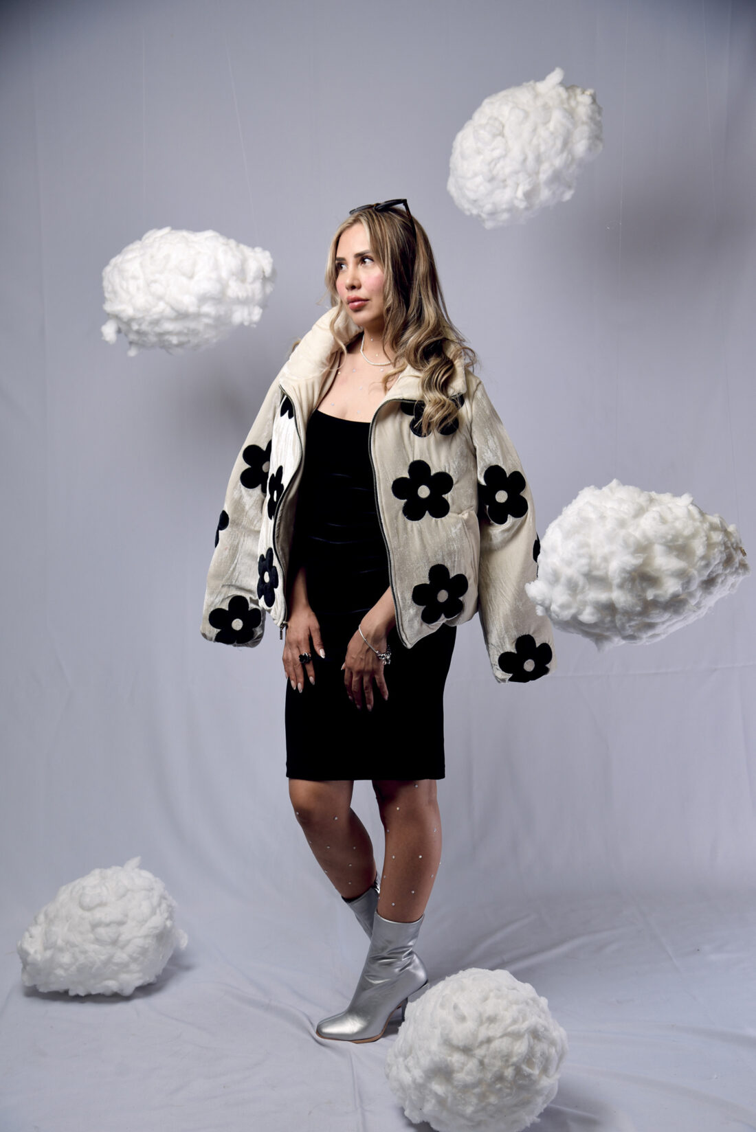 PUFFER JACKET "NO RAIN NO FLOWERS" FONDO BEIGE + FLORES NEGRAS" - Image 2