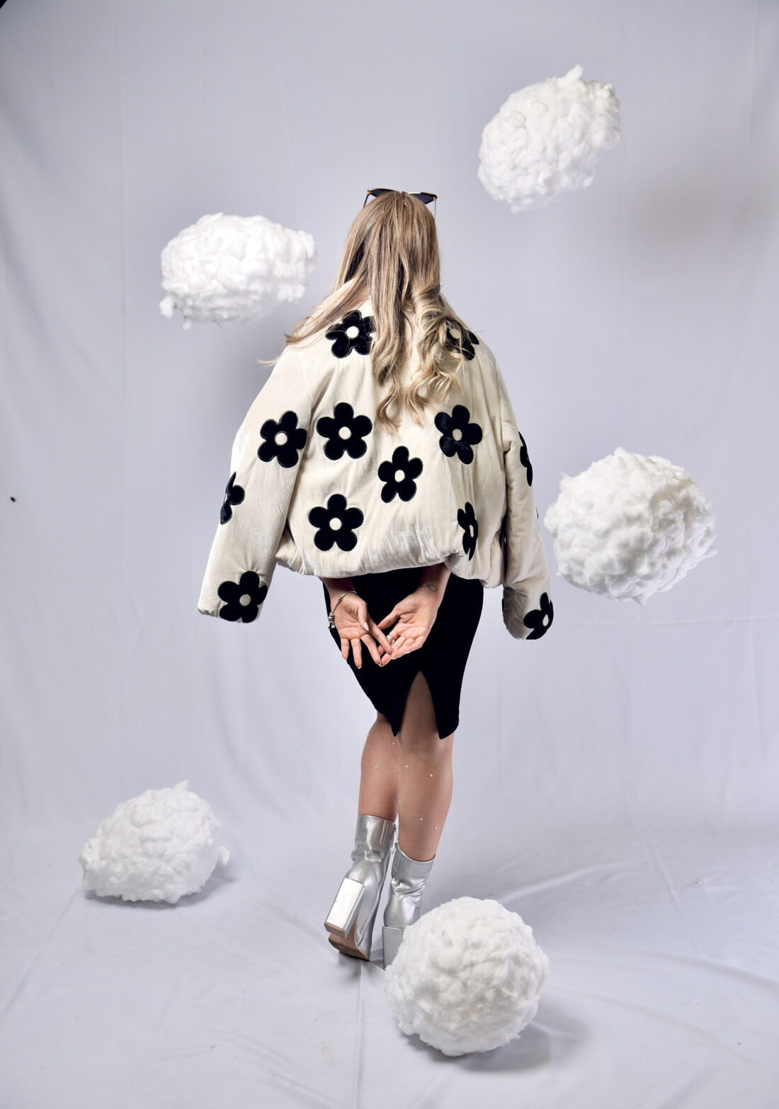 PUFFER JACKET "NO RAIN NO FLOWERS" FONDO BEIGE + FLORES NEGRAS" - Image 3