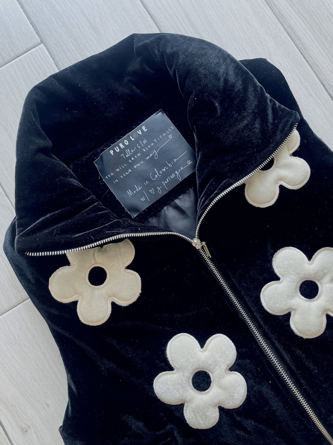 PUFFER VEST "NO RAIN NO FLOWERS" FONDO NEGRO + FLORES BEIGE - Image 5