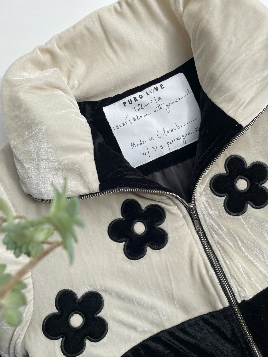PUFFER JACKET "NO RAIN NO FLOWERS" FONDO BEIGE/NEGRO + FLORES NEGROS" - Image 5