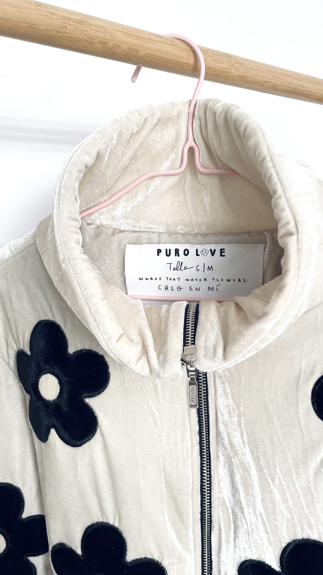 PUFFER JACKET "NO RAIN NO FLOWERS" FONDO BEIGE + FLORES NEGRAS" - Image 5